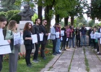 Brenda 1 viti 30 raste sulmesh ndaj mediave dhe punonjësve të saj, gazetarët protestë para Kuvendit