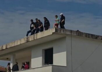 Kundër shembjes së banesave për projektin Thumanë-Kashar, 6 familje hipin në tarracë dhe kërcënojnë se do të…