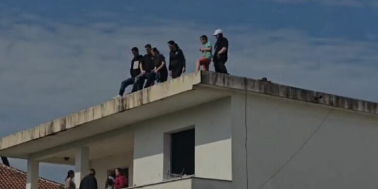 Kundër shembjes së banesave për projektin Thumanë-Kashar, 6 familje hipin në tarracë dhe kërcënojnë se do të…