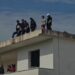 Kundër shembjes së banesave për projektin Thumanë-Kashar, 6 familje hipin në tarracë dhe kërcënojnë se do të…