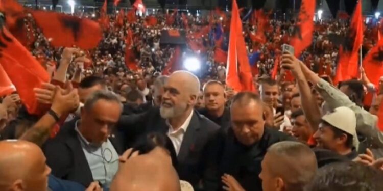 Video dhe foto/ Rama nis turin me diasporën me mesazhin për Athinën: Shqiptarët, jo më…