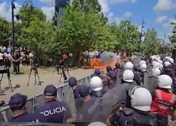 Molotovi pranë gazetarëve në protestë, reagon UGSH: Pakujdesi për të cilën organizatorët duhet të ndiejnë përgjegjësi