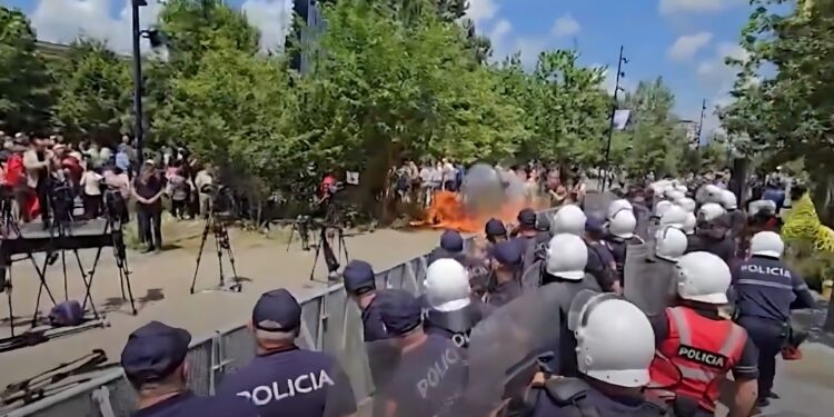 Molotovi pranë gazetarëve në protestë, reagon UGSH: Pakujdesi për të cilën organizatorët duhet të ndiejnë përgjegjësi