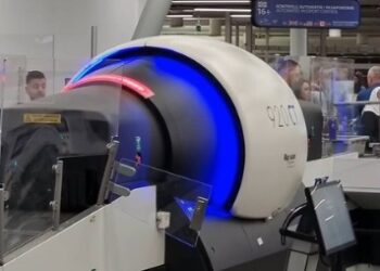 Vodhi orën me vlerë 20 mijë euro në një nga bagazhet, e pëson keq punonjësi i aeroportit në Rinas