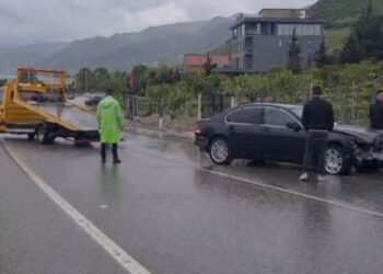 Dy aksidente në Pogradec, makina përplas 60-vjeçaren në vijat e bardha