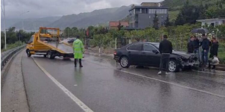 Dy aksidente në Pogradec, makina përplas 60-vjeçaren në vijat e bardha