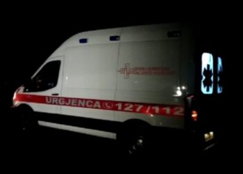 Motrën ja vrau komshiu, 90-vjeçarja rrëzohet nga shkallët dhe ndërron jetë