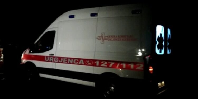 Motrën ja vrau komshiu, 90-vjeçarja rrëzohet nga shkallët dhe ndërron jetë