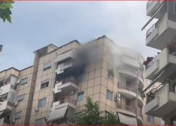 Një apartament është përfshirë nga flakët paraditen e sotme.
