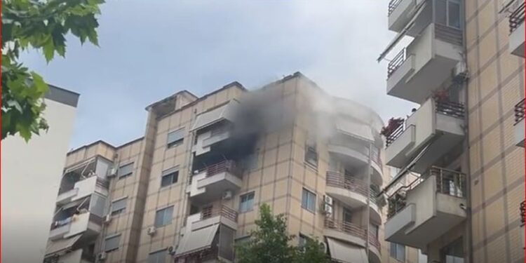 Një apartament është përfshirë nga flakët paraditen e sotme.