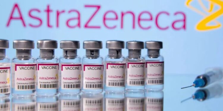 AstraZeneca pranon se vaksina e saj Covid mund të shkaktojë mpiksje të rrallë gjaku