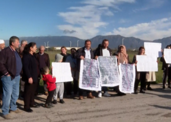 Vijon protesta e banorëve në Bërxullë, një grua i hedh benzinë vetes, por…