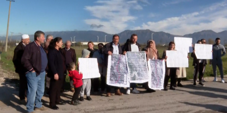 Vijon protesta e banorëve në Bërxullë, një grua i hedh benzinë vetes, por…