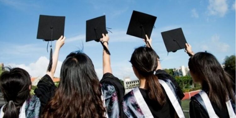 Studentët po tkurren me shpejtësi,  diplomat ‘Bachelor’ rënie me 13.8% në 1 vit