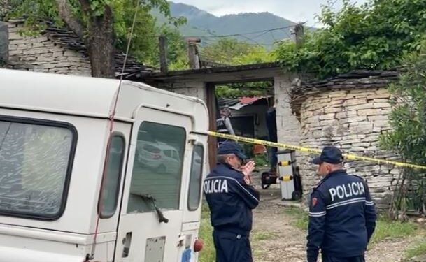 Vdekja e dy të moshuarve në Dropull, shoqërohen në polici tre persona