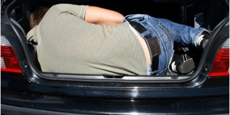 Merret peng 15-vjeçari në Durrës, 4 autorët e fusin në makinë dhe e rrahin me shkop druri