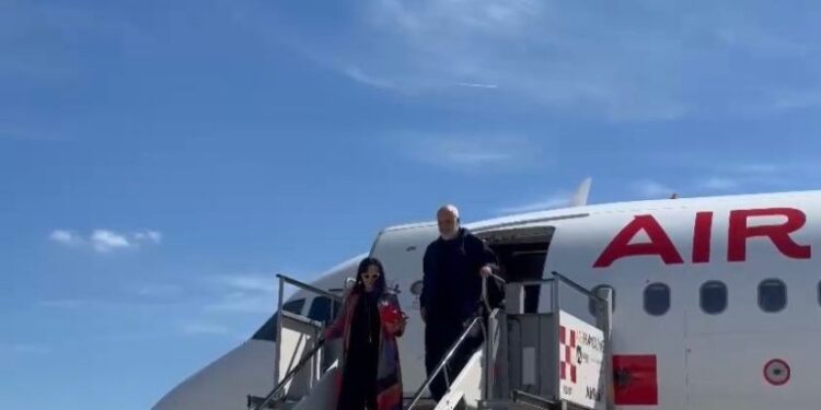 Rama mbërrin në Itali. Nxjerr pamjet nga Pallati i Sportit ku do të zhvillohet takimi me emigrantët(video)