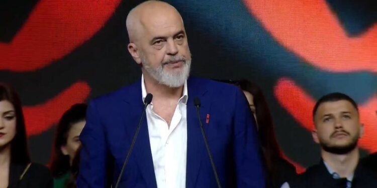 “Njollë turpi në historinë e Europës!”/ Rama “shuplakë” Athinës nga Milano: Shqiptarët në Itali nuk u detyruan të ndryshojnë emrin si në Greqi