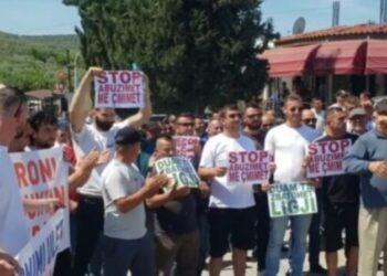 Fermerët e Beratit e Fierit në protestë, hedhin perime në rrugë: Po falimentojmë, shteti na ka diskriminuar