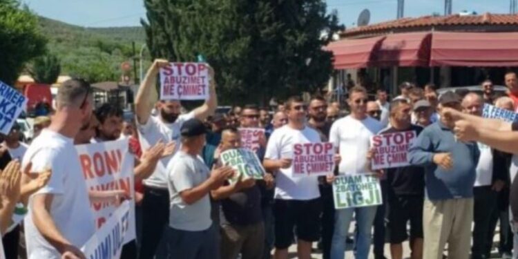 Fermerët e Beratit e Fierit në protestë, hedhin perime në rrugë: Po falimentojmë, shteti na ka diskriminuar