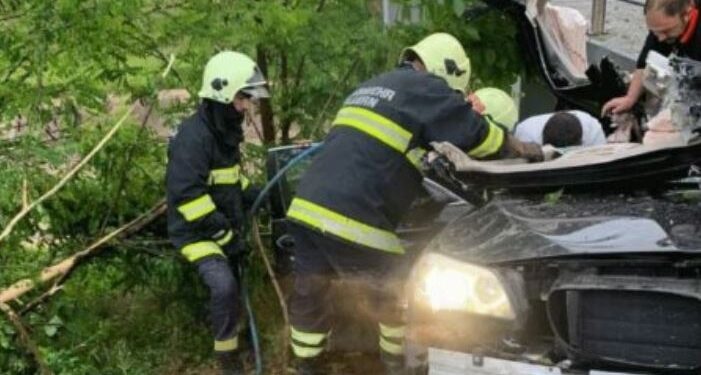 Aksident në Tiranë/ Automjeti fluturon në lumin Lana, drejtuesi përfundon në spital (FOTO)