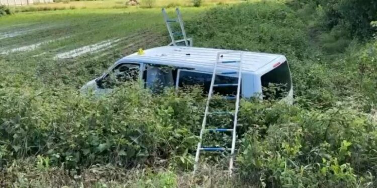 Aksident në Lezhë, furgoni i Ministrisë së Shëndetësisë del nga rruga, humb jetën shoferi