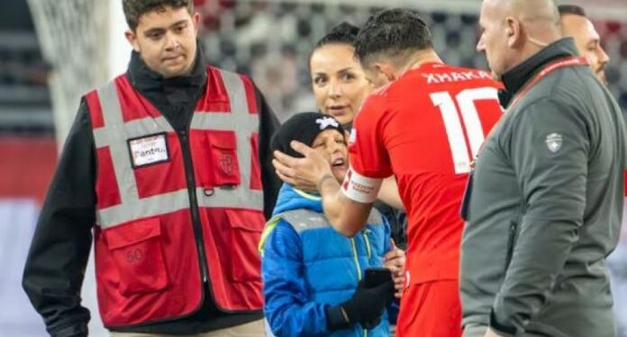 10-vjeçari shqiptar gjobitet për foton me Granit Xhakën