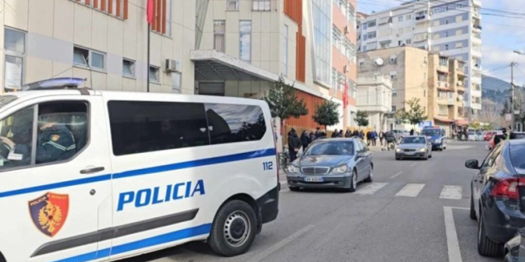 Kanosi sipërmarrësin, e pëson keq 23-vjeçari në Elbasan