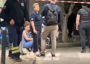 Dalin pamjet/ Roan Brahimi i vrarë brenda makinës, gruaja i shkon pranë