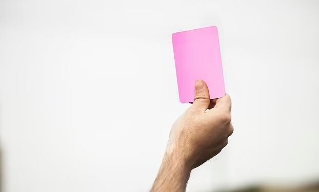 Miratohet kartoni rozë në futboll, do të aplikohet në Kupën e Amerikës