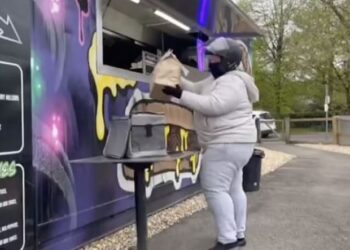 Shpërndarësja e picës i këput gishtin klientit