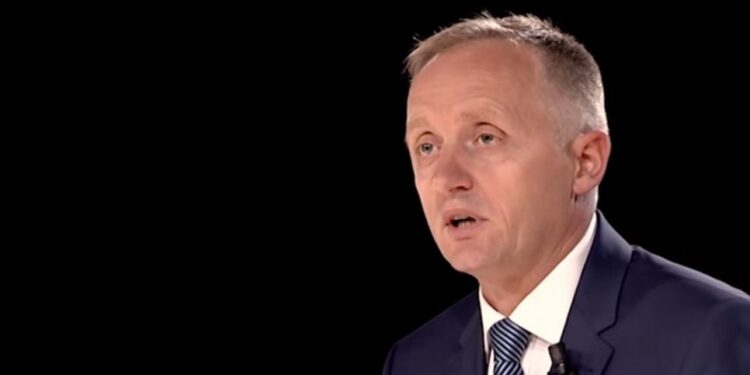 A flasin bandat për politikë në përgjime?