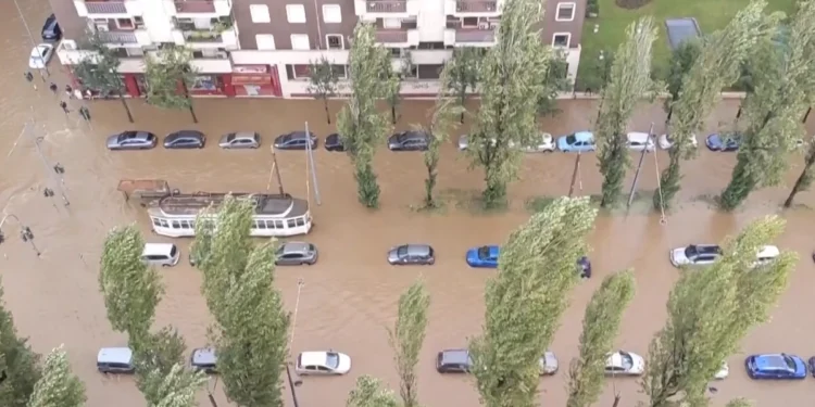 130 mm shi! Reshjet e shumta “gjunjëzojnë” Milanon: Kurrë nuk ka rënë kaq shumë në 170 vjet