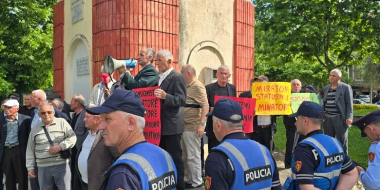 ‘Pensioni që na jepni s’na del as për ilaçe’/ Minatorët në protestë, thirrje Kuvendit: Miratoni statusin