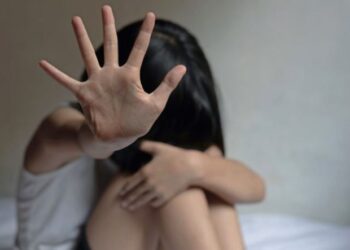 “E merrte dhe i jepte lekë”, mamaja e 13-vjeçares në Devoll: I moshuari e kërcënonte po të tregonte