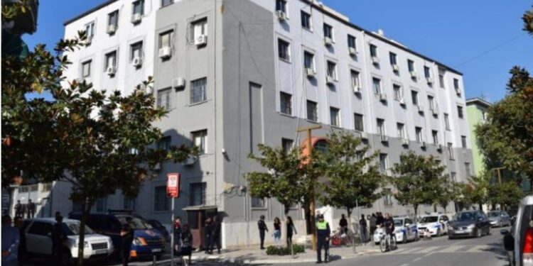 Gjykata lë në burg babain që akuzohet nga e bija 15-vjeçare për përdhunim