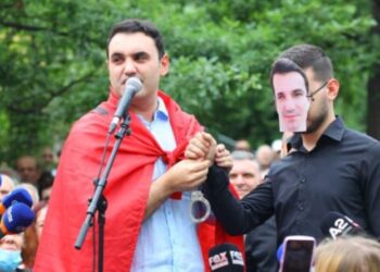 “Veliajt i vihen prangat”/ Çfarë po ndodh në protestën para bashkisë