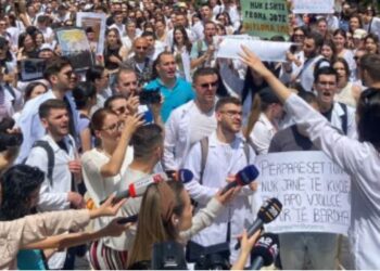 Qeveria: Mjekët e rinj s’do bëjnë 5, por 3 vite punë në Shqipëri me detyrim