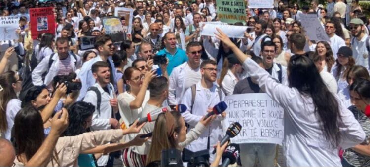 Qeveria: Mjekët e rinj s’do bëjnë 5, por 3 vite punë në Shqipëri me detyrim