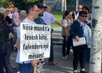 “Nëse mund të lexosh këtë falëndero një mësues”/ 1 Maji, mësuesit në protestë