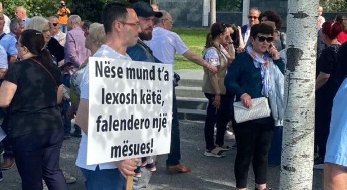 “Nëse mund të lexosh këtë falëndero një mësues”/ 1 Maji, mësuesit në protestë