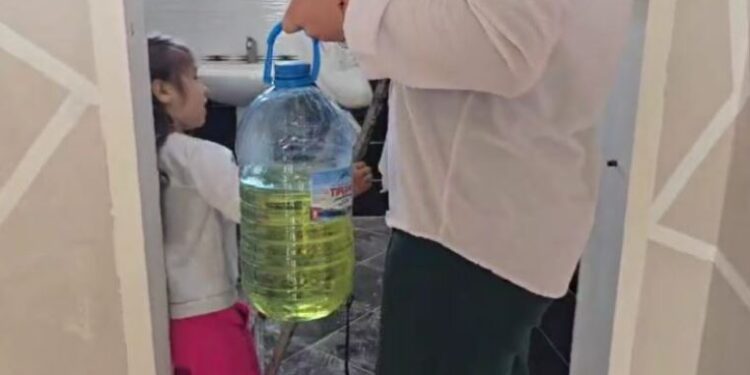 “Do të digjemi, nëse prekni shtëpitë tona”, ja momenti kur familjarët hipin në tarracë me bidona me benzinë