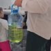 “Do të digjemi, nëse prekni shtëpitë tona”, ja momenti kur familjarët hipin në tarracë me bidona me benzinë