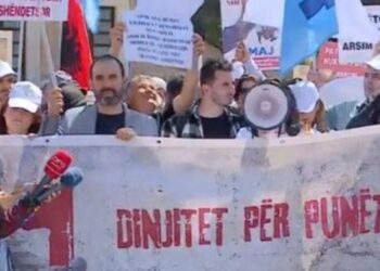 “Dinjitet për punëtorët”, nis një tjetër protestë përpara Kryeministrisë: Jemi të diskriminuar