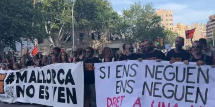 “Shkoni në shtëpi”, qytetarët spanjollë protestojnë kundër turizmit masiv