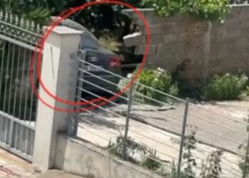 I dehur dhe i droguar, shoferi del nga rruga dhe përfundon brenda një banese