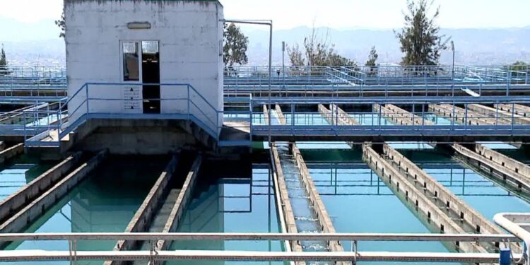 Në prag të sezonit turistik, bizneseve të Durrësit u shtrenjtohet uji me 7.7%, të Kavajës me 49%