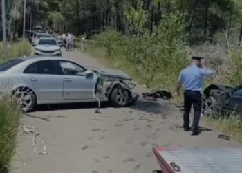 Përplasen kokë më kokë mjetet në Vlorë, plagosen dy maturantë