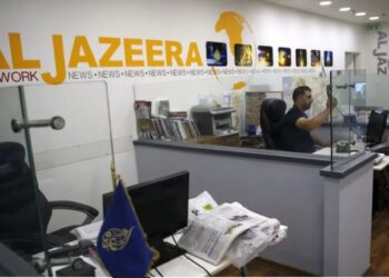 Bastisen zyrat e Al Jazeera, qeveria izraelite urdhëron mbylljen e stacionit televiziv
