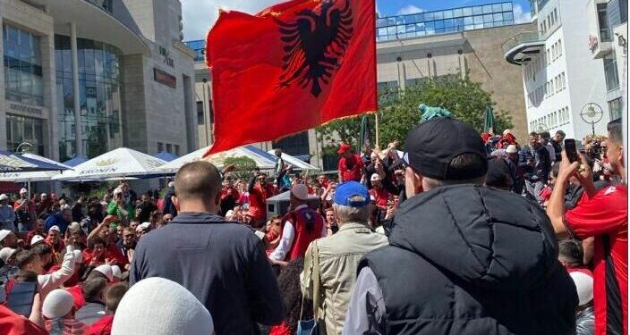 Video/ Tifozët shqiptarë pushtojnë Dortmundin, festa nis 8 orë para ndeshjes
